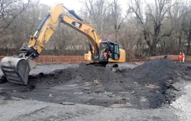 Engin sur un site avec matériaux pollués